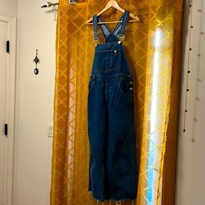Wide leg overalls in dark denim with frayed hema